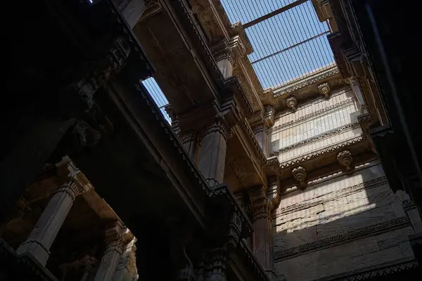 Adalaj Stepwell Hindistan 'ın tarihi kuyusu