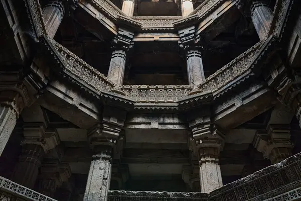 Adalaj Stepwell Hindistan 'ın tarihi kuyusu