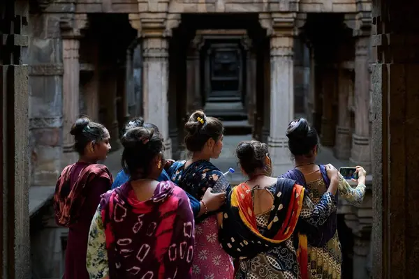 Adalaj Stepwell Hindistan 'ın tarihi kuyusu