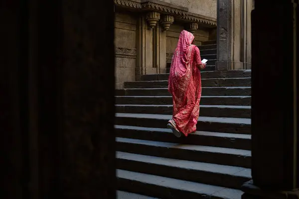 Adalaj Stepwell Hindistan 'ın tarihi kuyusu
