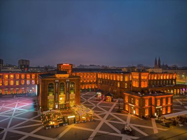 Polonya 'daki Manufaktura Gece Görüşü Tarihi Kırmızı Tuğla Binalarına ve Açık Meydan' a Karşı Sıcak Işıkla aydınlatıldı