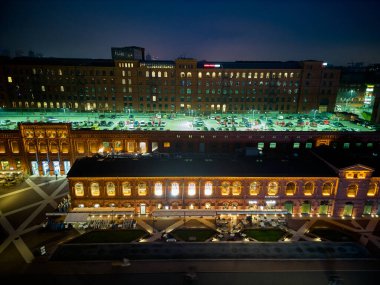 Polonya 'daki Manufaktura Gece Görüşü Tarihi Kırmızı Tuğla Binalarına ve Açık Meydan' a Karşı Sıcak Işıkla aydınlatıldı