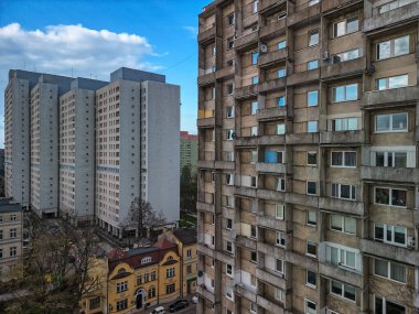 D: Temiz Mavi Gökler Altındaki Eski Binaların Yanındaki Modern Yüksek Binalardaki Konut Mimarisi