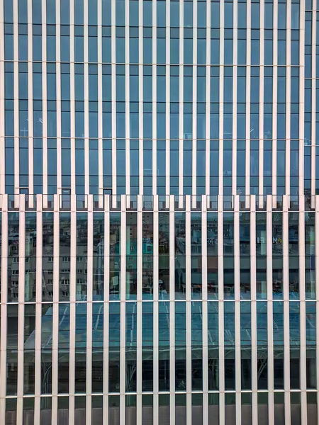 Manufaktura Polonya 'daki Kırmızı Tuğla Endüstriyel Binasının Modern Cam Yapısı Bulutlu Bir Gün' de Kompleksin Park ve Kamu Alanlarına Bakıyor