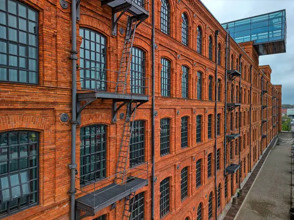 Polonya 'daki Manufaktura Gece Görüşü Tarihi Kırmızı Tuğla Binalarına ve Açık Meydan' a Karşı Sıcak Işıkla aydınlatıldı