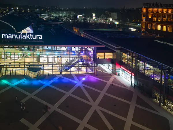 Polonya 'nın başkenti Manufaktura' da Gece Görüşü, Tarihi Kırmızı Tuğla Binalarına ve Açık Meydan 'a Karşı Sıcak Aydınlatma ile aydınlatıldı