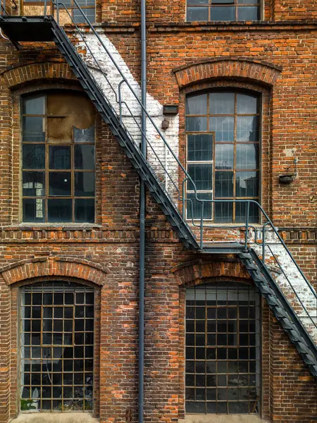 D 'de Metal Merdiven ve Vintage Pencereli Endüstriyel Tuğla Binası, Kentsel Mimar ve Sanatsal Yeniden Canlandırma