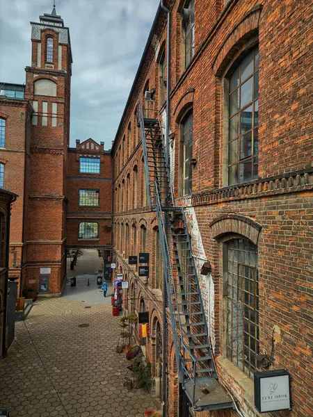 D 'de Metal Merdiven ve Vintage Pencereli Endüstriyel Tuğla Binası, Kentsel Mimar ve Sanatsal Yeniden Canlandırma