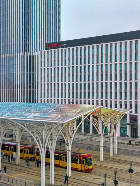 D: Temiz Mavi Gökler Altındaki Eski Binaların Yanındaki Modern Yüksek Binalardaki Konut Mimarisi