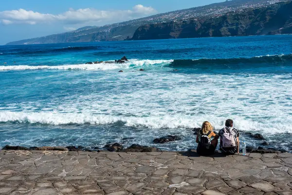 Casal Sentado Olhando Para Mar Uma Praia Tenerife Ilhas Canárias — Fotografia de Stock