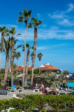 Güneşli bir öğleden sonra deniz kenarında Santa Cruz de Tenerife Kanarya Adaları 'nda