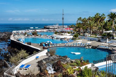 Puerto de la Cruz de Tenerife 'de güneşli bir öğleden sonra Tenerife, Kanarya Adaları' nda deniz kenarında yüzme havuzları var. İspanya