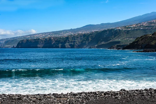 Widok Morski Skałami Wulkanicznymi Pierwszym Planie Teneryfie Wyspy Kanaryjskie Hiszpania — Zdjęcie stockowe