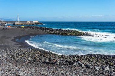 Tenerife 'deki siyah kumsal. Kanarya Adaları. İspanya. Güneşli bir günde