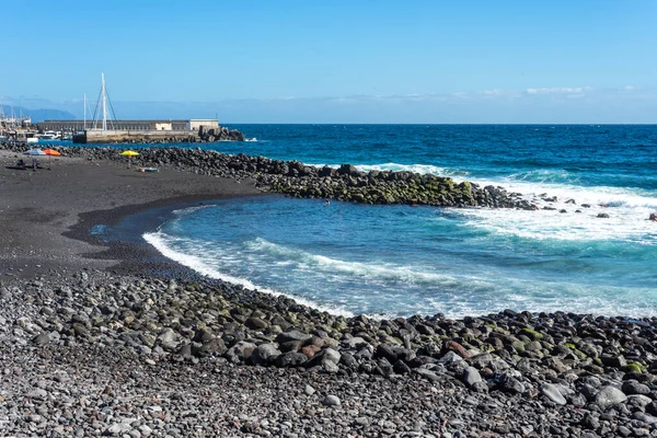 テネリフェ島の黒い砂浜 カナリア諸島 スペインだ 晴れた日には — ストック写真