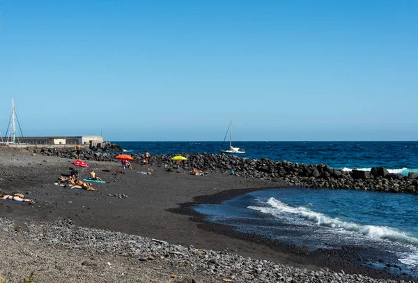 Fekete Homokos Strand Egy Vitorlás Lehorgonyzott Háttérben Tenerife Kanári Szigetek — Stock Fotó