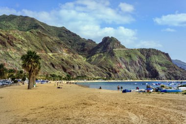 Santa Cruz 'da güneşli bir günde Las Teresitas plajı. Tenerife. Kanarya Adaları. İspanya