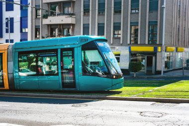 Tramvay Santa Cruz de Tenerife şehrinin merkezinde dönüyor. Kanarya Adaları. İspanya