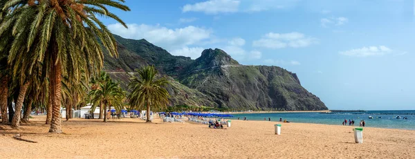 Santa Cruz 'da güneşli bir günde Las Teresitas plajı. Tenerife. Kanarya Adaları. İspanya