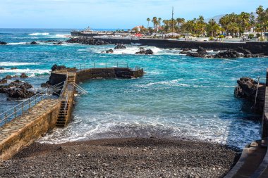Puerto de la Cruz şehrindeki plajın arkasında halka açık yüzme havuzları var. Tenerife. Kanarya Adaları. İspanya
