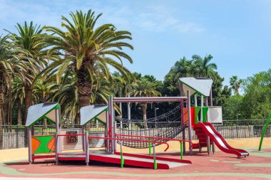 Santa Cruz de Tenerife 'deki bir parkta çocuklar için oyunlar. Kanarya Adaları. İspanya