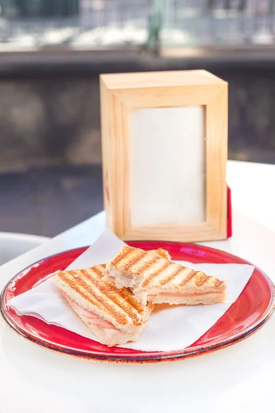 Кусанный Сэндвич Ветчиной Сыром Кольцом Салфеток Позади — стоковое фото
