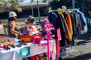 Santa Cruz de Tenerife pazarında kullanılmış nesneler satıyor. Kanarya Adaları. İspanya