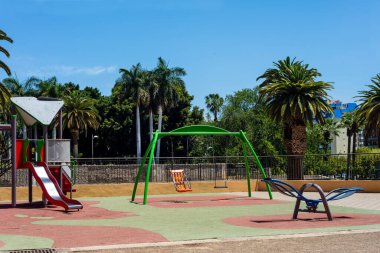 Santa Cruz de Tenerife 'deki Garcia Sanabria Parkı' nda çok renkli çiçekli ağaçlar. Kanarya Adaları. İspanya
