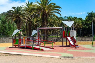 Santa Cruz de Tenerife 'deki Garcia Sanabria Parkı' nda çok renkli çiçekli ağaçlar. Kanarya Adaları. İspanya