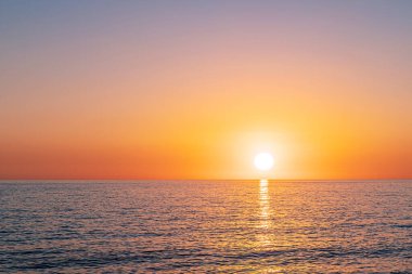Denizin üzerinde güzel altın gün batımı. Sudaki güneşin yansıması. Panoramik deniz manzarası.