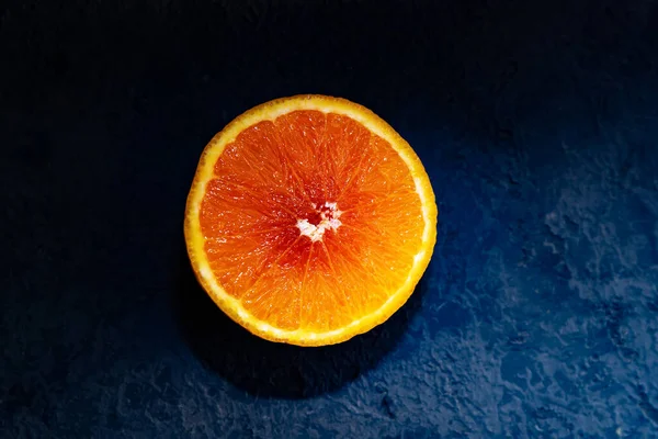 Вид Зверху Круглий Апельсиновий Шматочок Витерти Свіжі Апельсинові Фрукти Темно — стокове фото