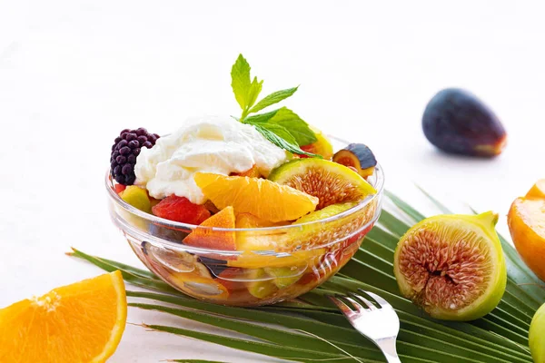 Ensalada Frutas Frescas Saludables Con Yogur Menta Tazón Vidrio Sobre —  Fotos de Stock