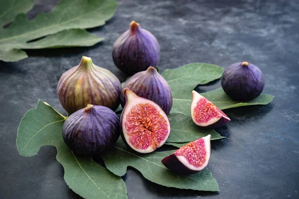 Ολόκληρα Σύκα Φέτες Μεγάλα Φύλλα Σύκου Φρέσκα Ώριμα Γλυκά Φρούτα — Φωτογραφία Αρχείου