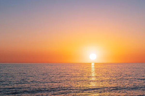 Denizin üzerinde güzel altın gün batımı. Sudaki güneşin yansıması. Panoramik deniz manzarası.