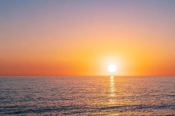 Piękny Złoty Zachód Słońca Nad Morzem Odbicie Słońca Wodzie Krajobraz — Zdjęcie stockowe