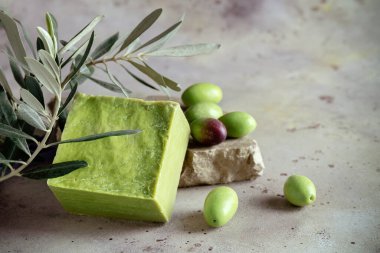 El yapımı zeytinlik yakın çekim. Yeşil zeytinli ve sade yapraklı geleneksel doğal organik zeytin sabunu. Vücut bakımı onaylandı. Seçici odaklanma. Yumuşak bulanık arkaplan.