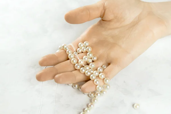 Fehér Gyöngynyakláncot Tartó Női Kéz Fehér Márvány Háttéren Gyöngyök Ékszerkészítési — Stock Fotó