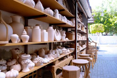 Boya ve dekupaj için alçı kavanozlar, sürahiler, tahta kutular ve tabutlar. Bir el sanatları mağazasında boş ve atölyeler. El yapımı ve hobi konsepti. Seçici odaklanma. Bulanık arkaplan.