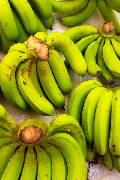 Manojos Plátanos Verdes Inmaduros Mostrador Del Mercado Frutas Ecológicas Mercado —  Fotos de Stock