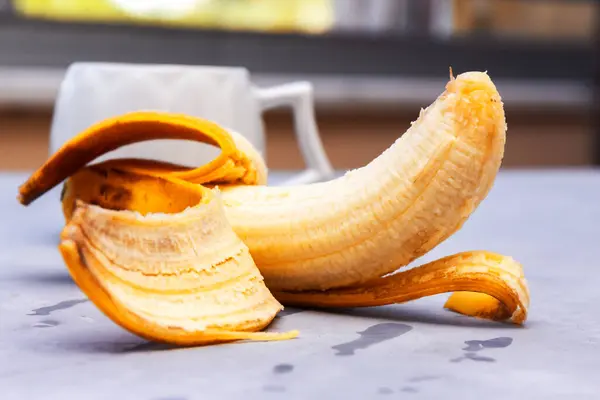 Primer Plano Plátano Pelado Medio Amarillo Dulce Sobre Fondo Superficie —  Fotos de Stock