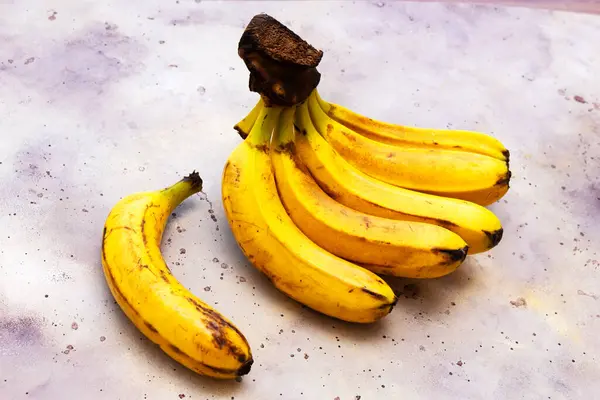 Manojo Plátanos Amarillos Sobre Fondo Gris Frutos Maduración Orgánicos Dulces —  Fotos de Stock