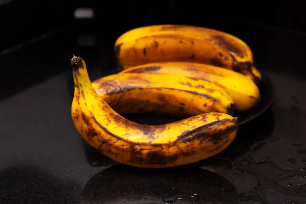 Sárga Foltos Túlérett Banán Fekete Háttérrel Bio Gyümölcsök Érlelése Sötét — Stock Fotó
