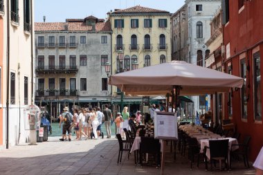 Venedik, İtalya - 13 Ağustos, 27: Venedik, İtalya 'da dar bir sokaktaki insanlar