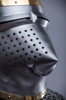 Ortaçağ şövalye miğferinin yakın çekimi.