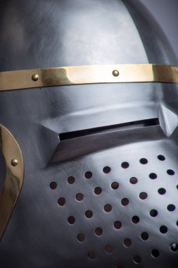 Ortaçağ şövalye miğferinin yakın çekimi.