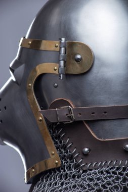 Bir Ortaçağ Şövalyesinin Detaylı Kaskının Yan Görünümü
