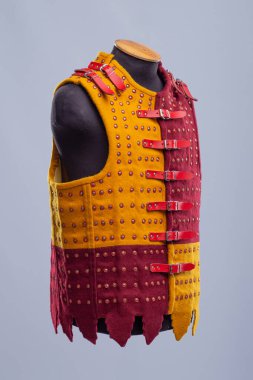 Kırmızı kayışlı Ortaçağ Tuğla Zırhı