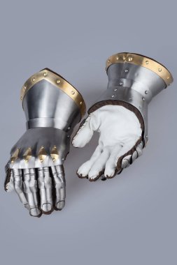 Bir çift Ortaçağ Çelik ve Pirinç Gotik Eldiven