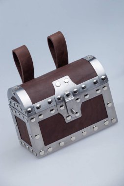 Metal Takımlı Küçük Kahverengi Hazine Sandığı