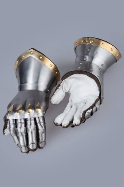Bir çift Ortaçağ Çelik ve Pirinç Gotik Eldiven